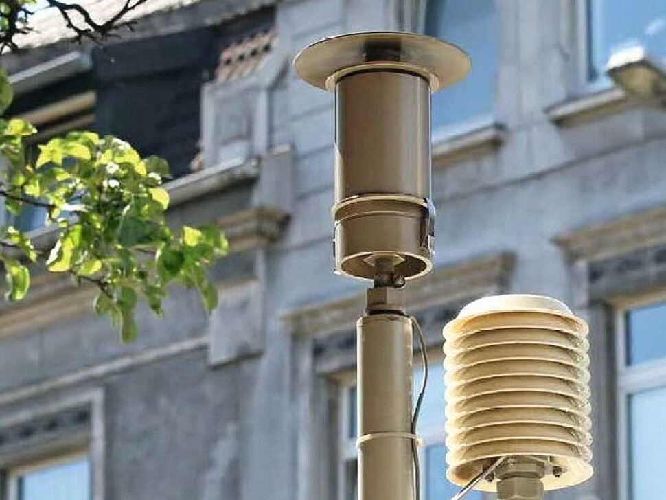 Kimamesssstelle auf einem Platz in der Nähe von Wohnbebauung