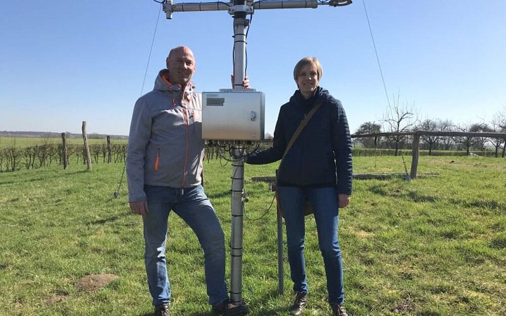 RVR-Klimatologin Astrid Snowdon-Mahnke und Ökologe Dirk Janzen an der Klimamessstation am Naturforum Bislicher Insel.