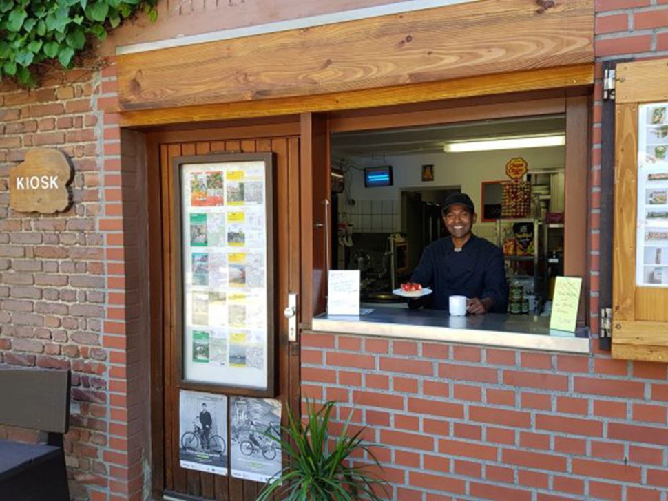 Kioskbesitzer Sumedha Dharmasena in seinem Kiosk am RVR-Heidhof