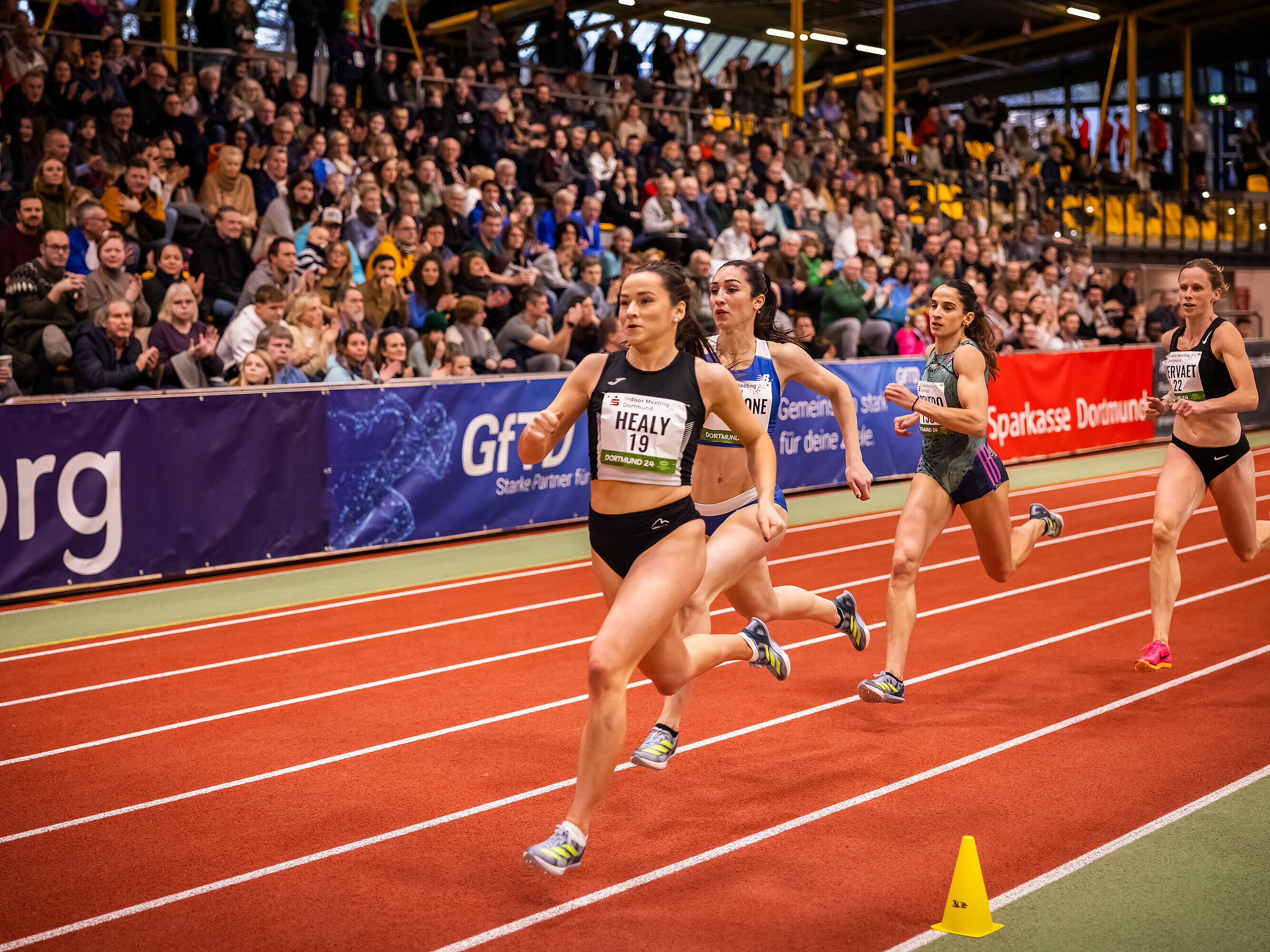 Laufbahn mit Läuferinnen.