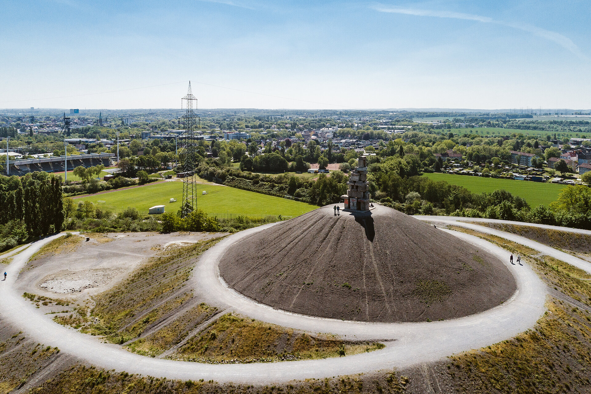 Die Betonquader auf dem Gipfel dienten einst als Fundament der Dortmunder Zeche Fürst Hardenberg.