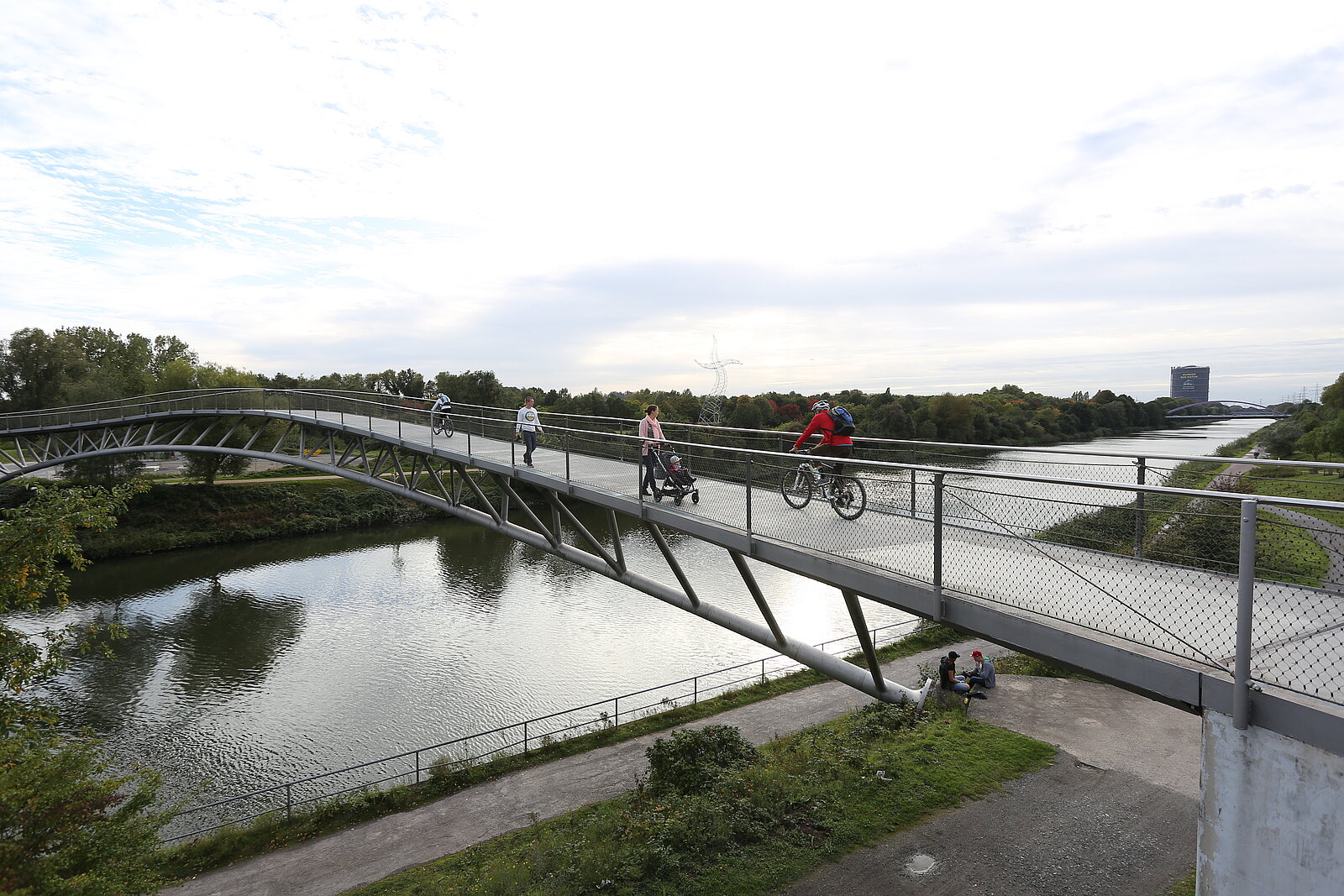 Die Ripshorstbrücke am RVR-Besucherzentrum Haus Ripshorst in Oberhausen.