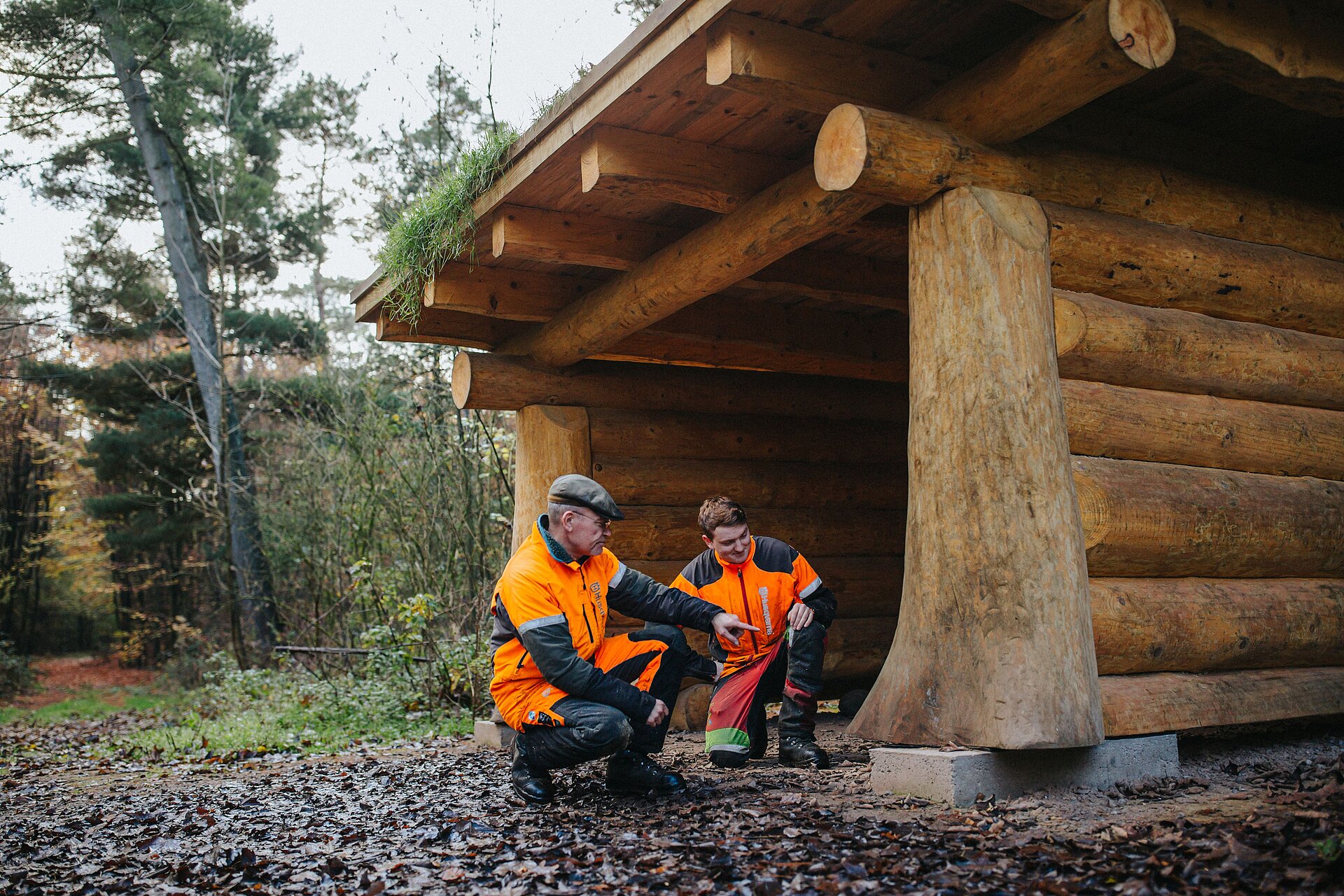 Die RVR-Auszubildenden haben diese Schutzhütte im RVR-Waldgebiet Haard unter fachlicher Anleitung selbst gebaut; RVR-Forstwirt Martin Banuscher (links) kontrolliert sie zusammen mit einem Auszubildenden im RVR-Waldgebiet Haard im Dezember 2020.