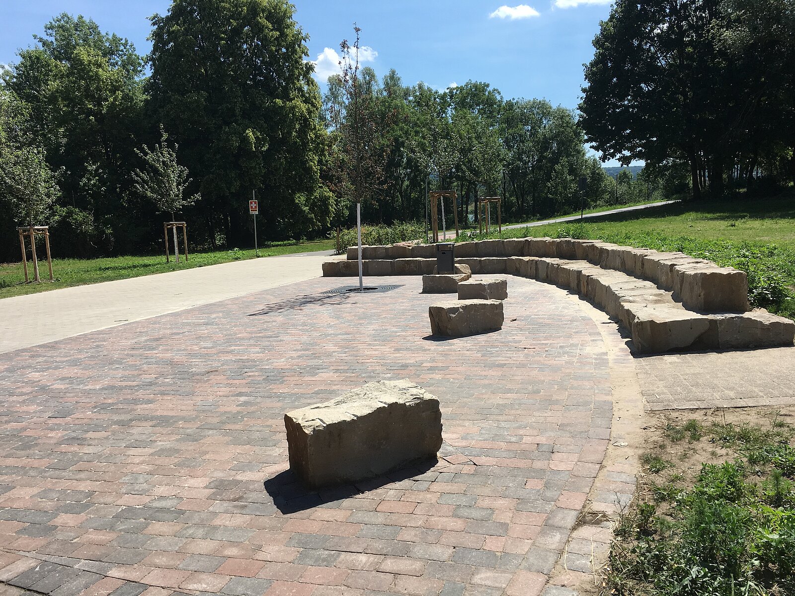 Neuer Eingangsplatz am Haus Oveney am Ruhrtal-Radweg in Bochum-Stiepel.