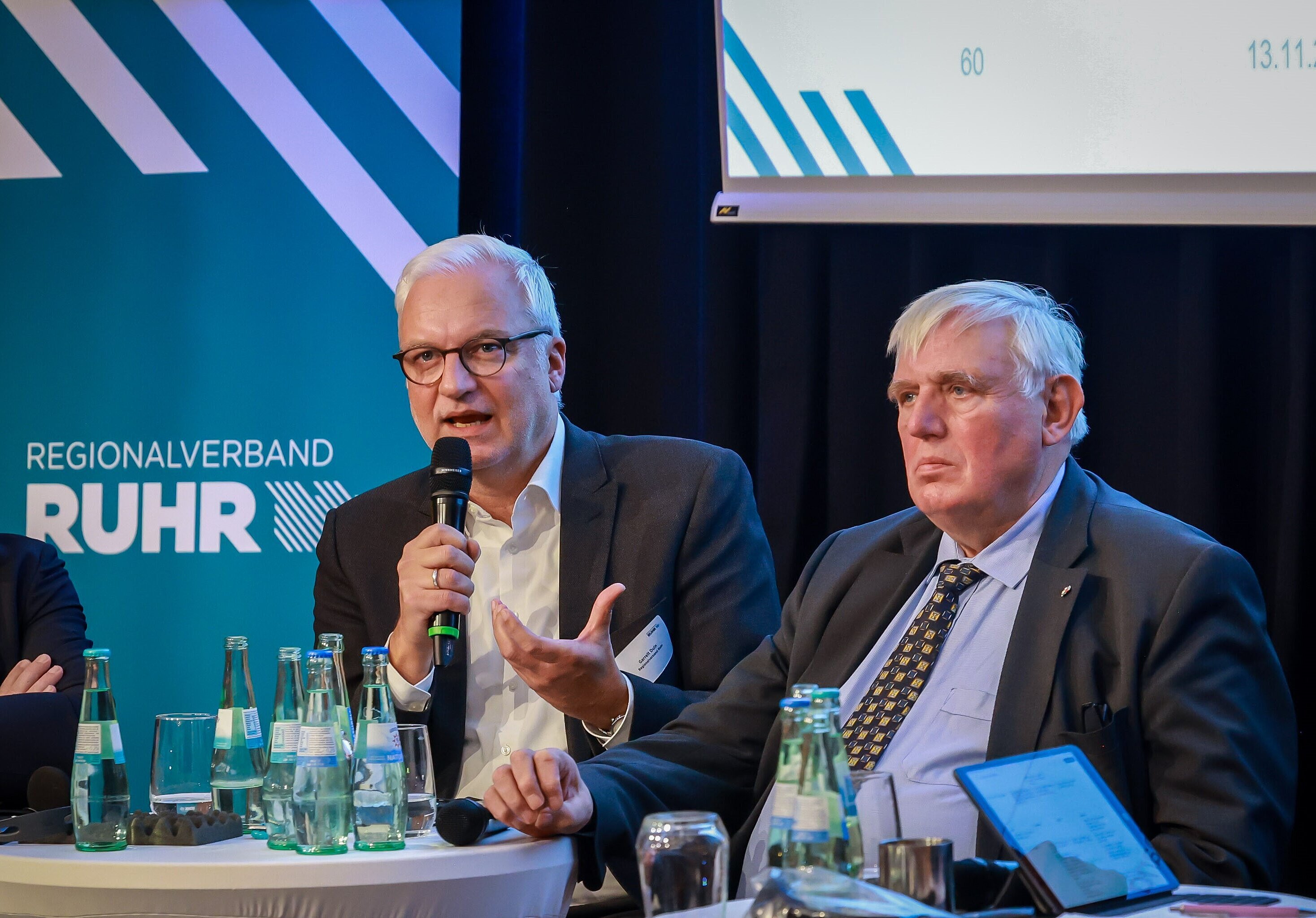 RVR-Regionaldirektor Garrelt Duin (links) und Karl-Josef Laumann, NRW-Minister für Arbeit, Gesundheit und Soziales, auf der Sozialkonferenz Ruhr 2025 auf dem Podium.