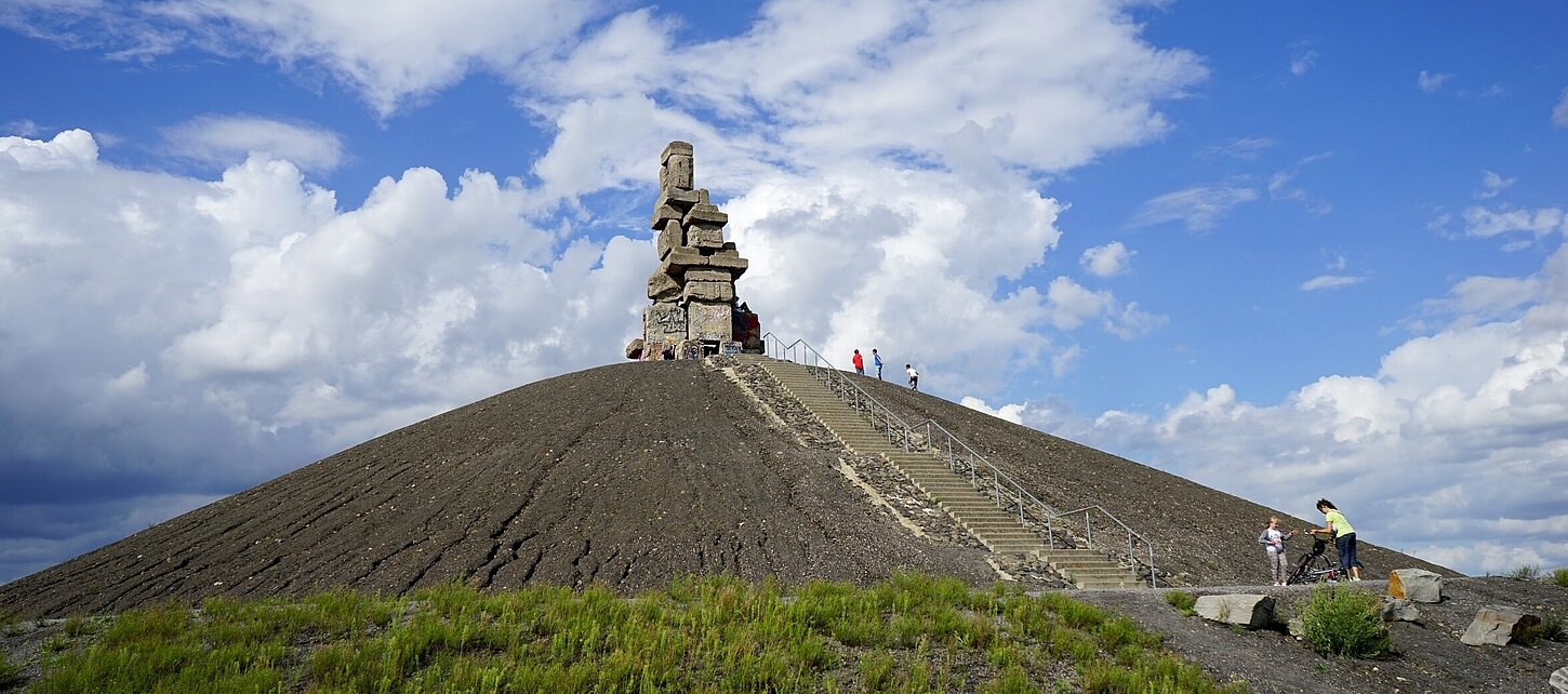 Interessante Landmarke und toller Aussichtspunkt: die Halde Rheinelbe mit der Himmelstreppe.