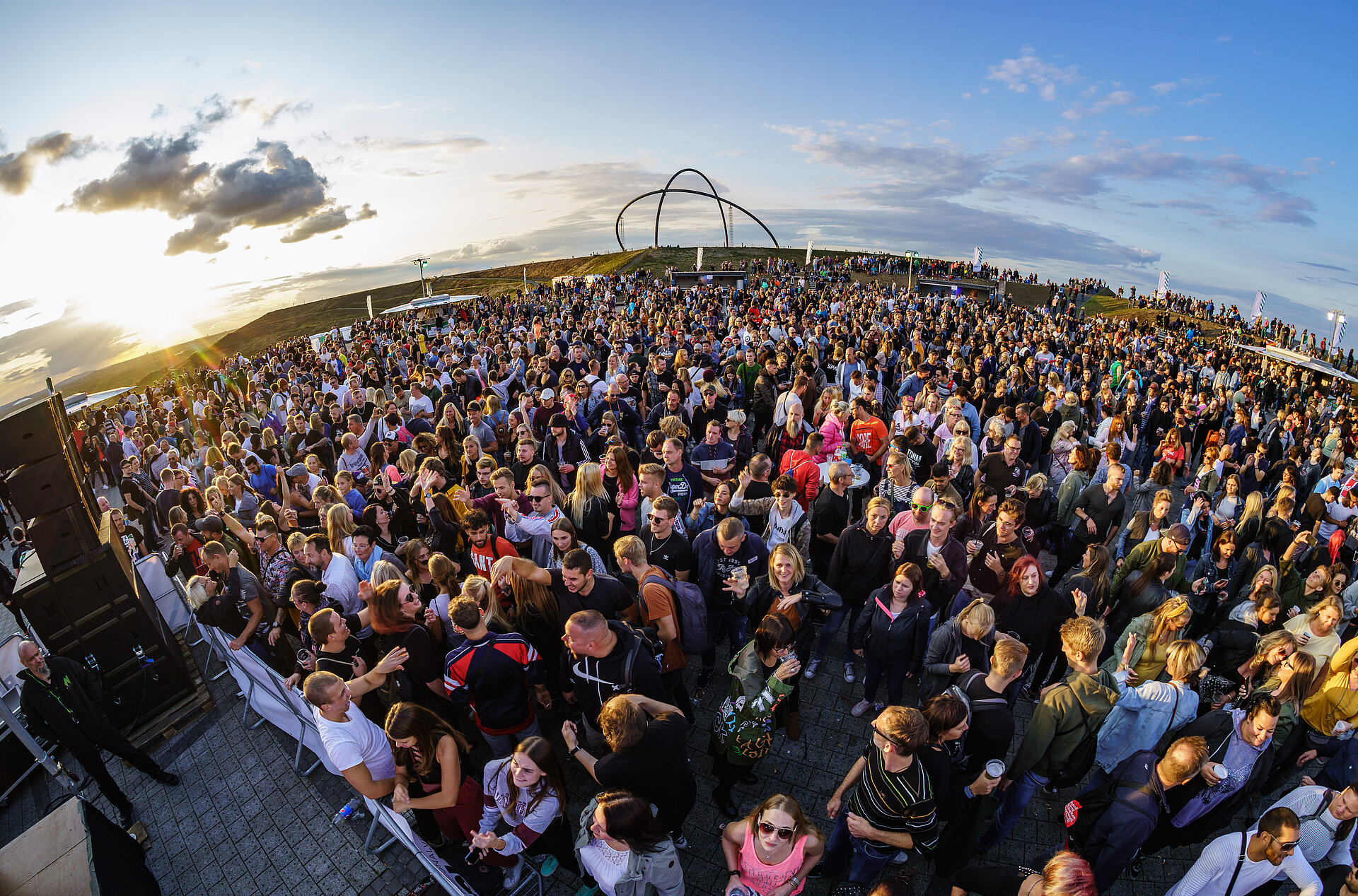 Knapp 9.000 Leute tanzten in den Sonnenuntergang. 