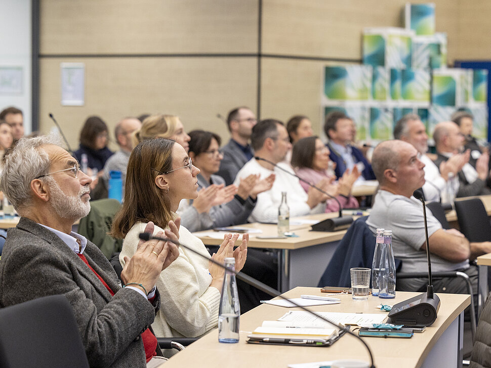 Applaudierendes Publikum beim Runden Tisch Biodiversität