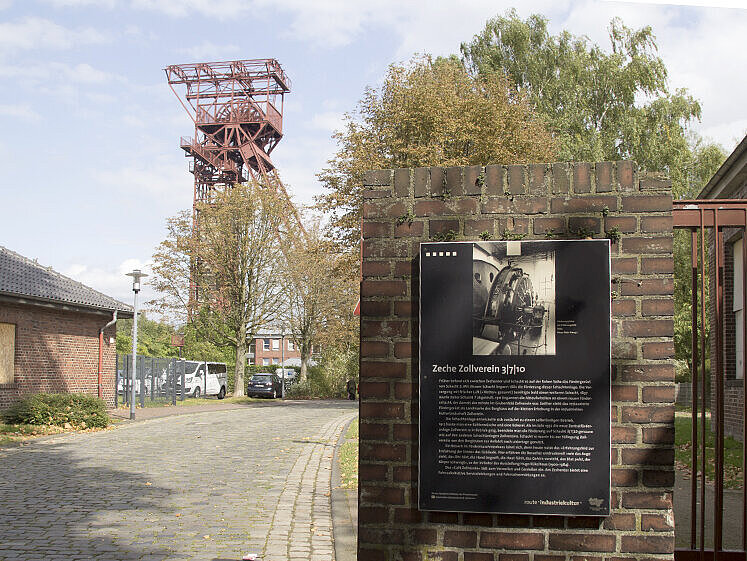 Hinweistafeln am Standort Zollverein 3/7/10 in Essen.