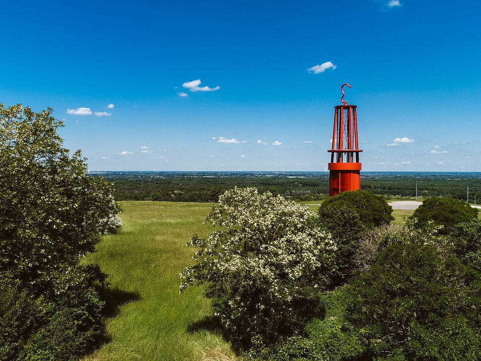 Die Halde Rheinpreußen in Moers mit dem Landmarke "Geleucht" von Otto Piene.