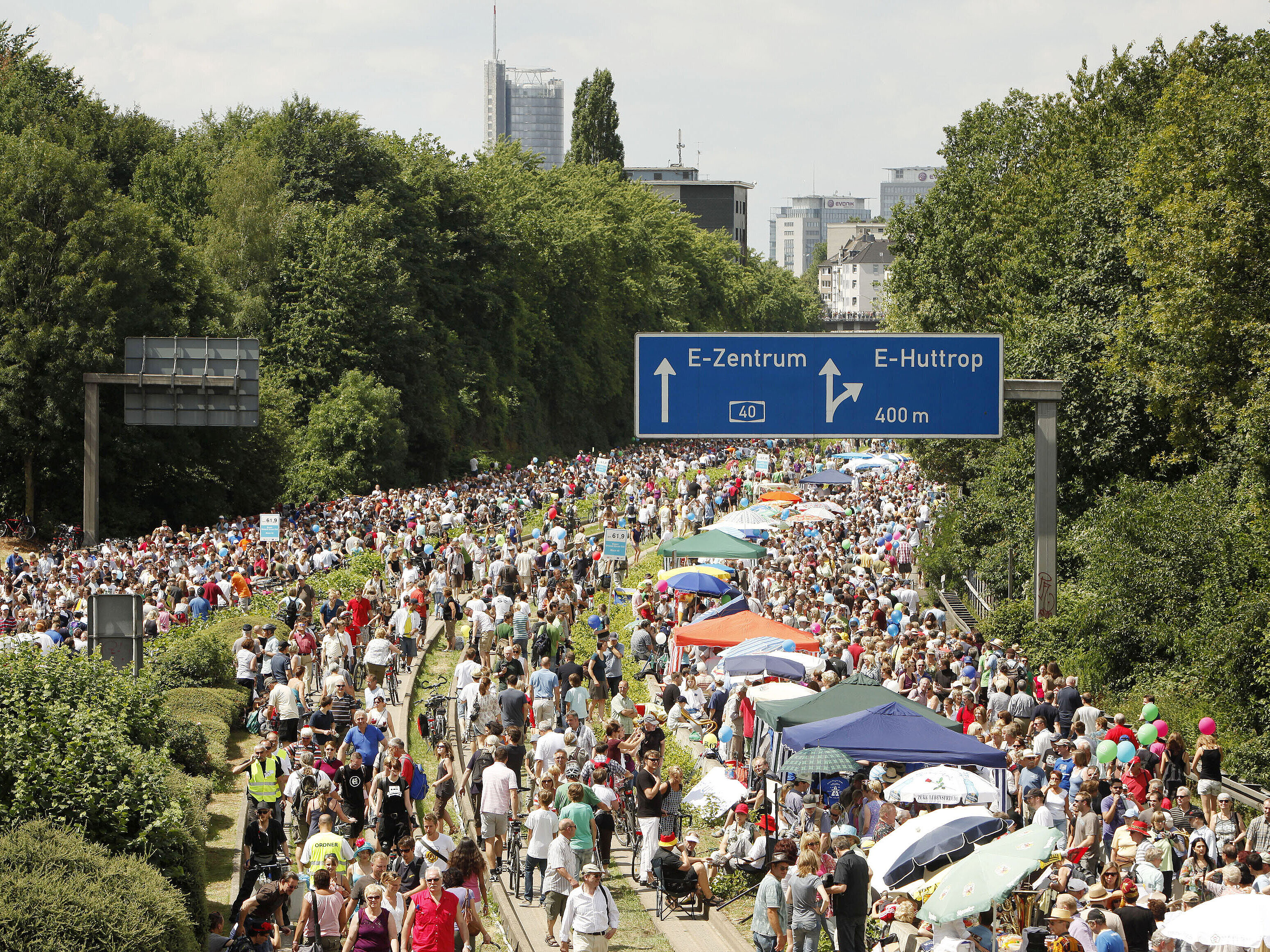 Die gesperrte A 40 mitten in Essen anlässlich der Aktion "Still-Leben" während des Kulturhauptstadt-Jahres Ruhr 2010 überall in der Metropole Ruhr.