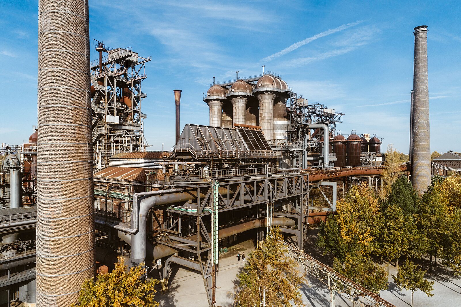 Route Industriekultur: Großstandort Landschaftspark Duisburg-Nord, Blick auf die beiden Schornsteine der Hochöfen nach Mauerwerksinstandsetzung - abgeschlossene Baumaßnahme 2021.