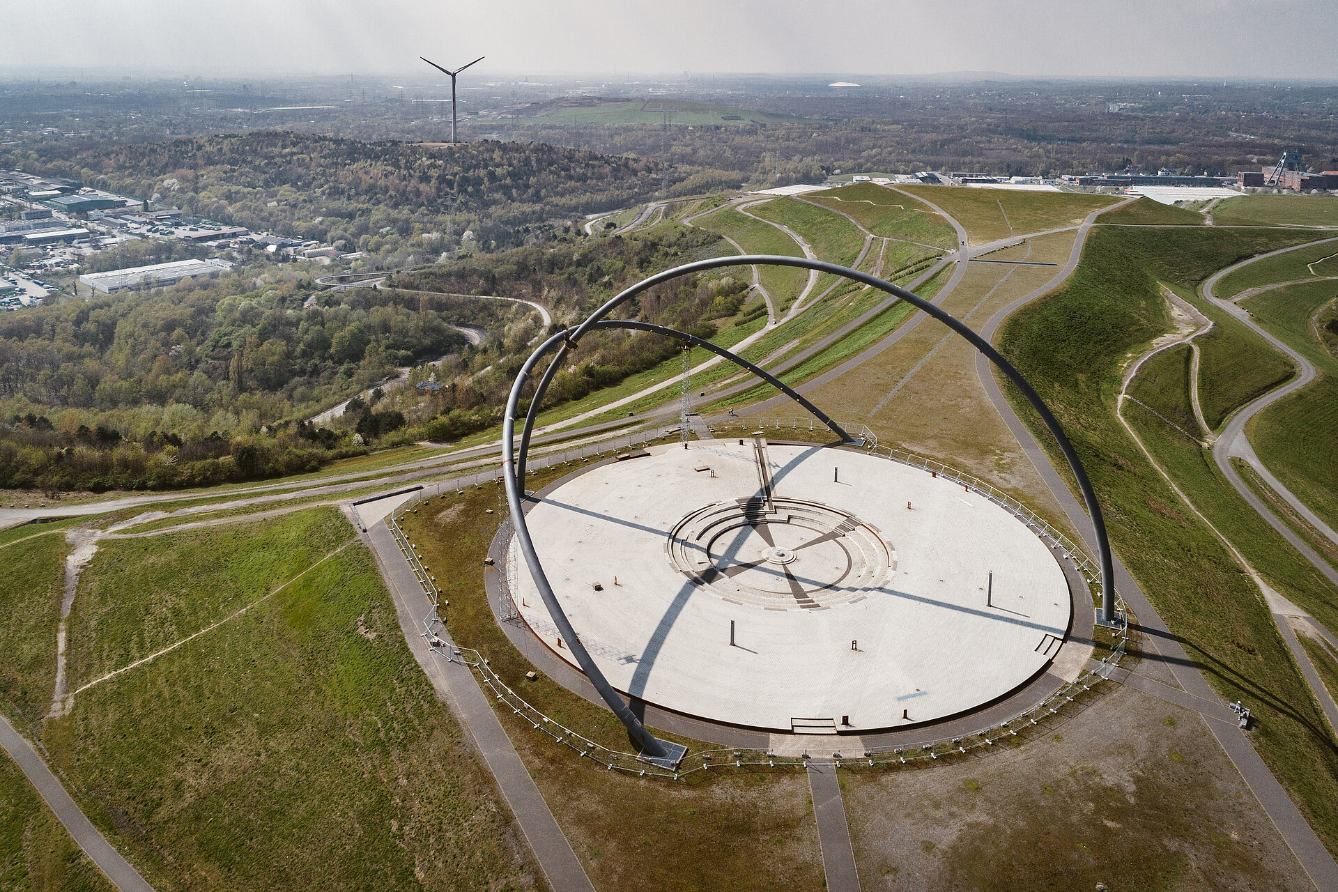 Die Stahlbögen des Horizontzobservatoriums auf der Halde Hoheward.