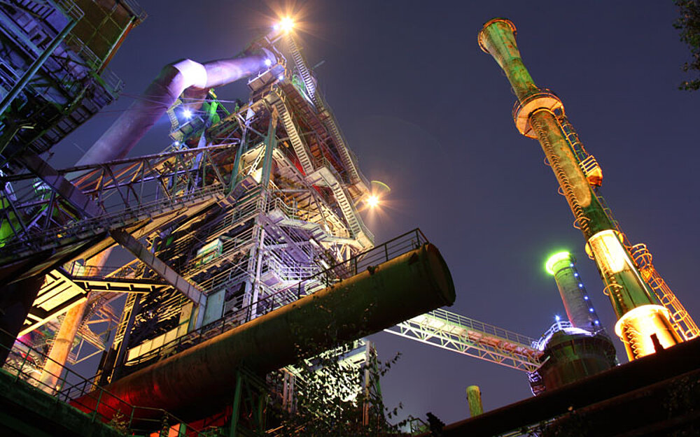 Nächtliche Lichtkunst am ehemaligen Stahlwerk im Landschaftspark Duisburg-Nord