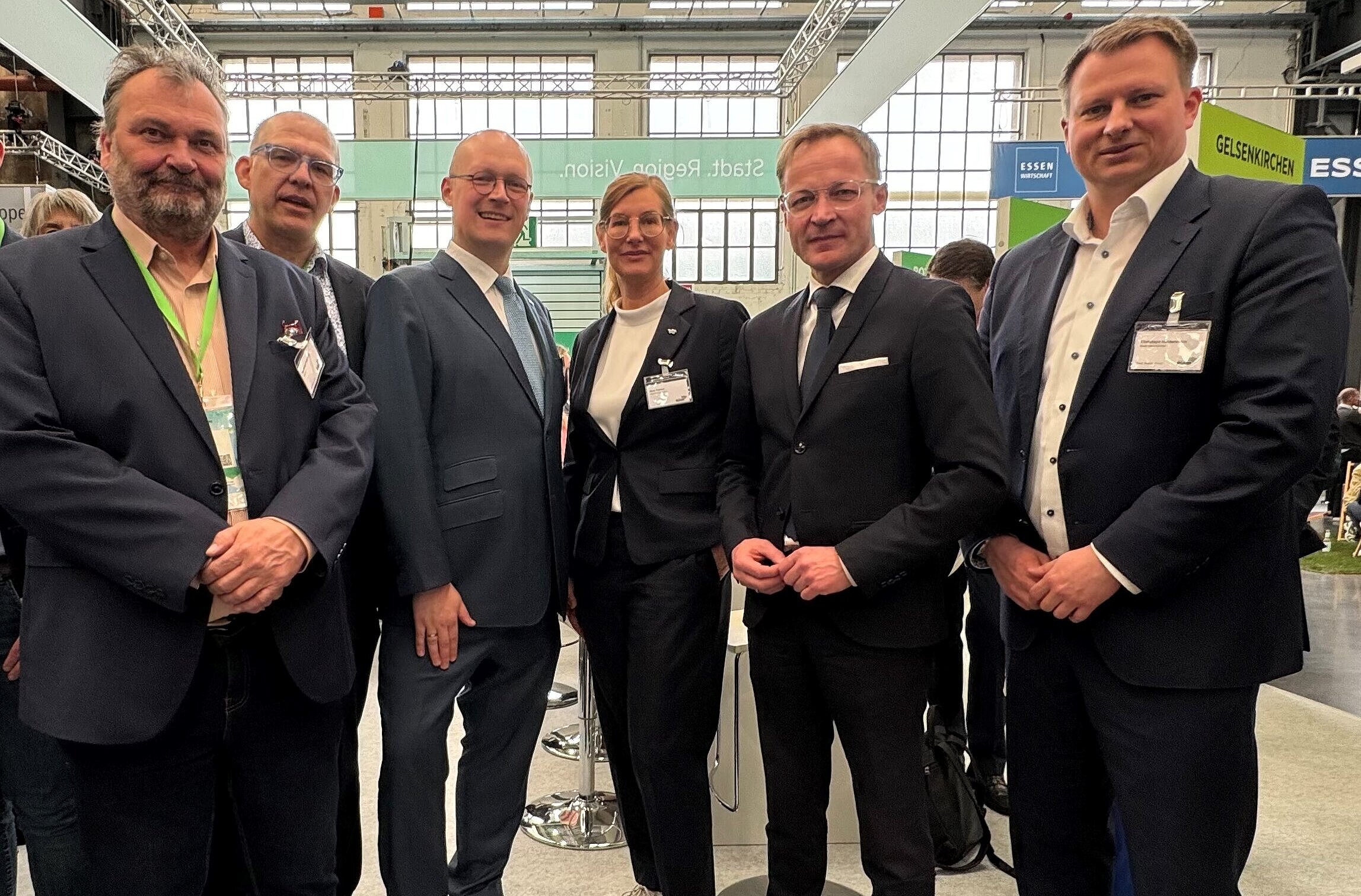 Gruppenfoto: NRW-Staatssekretär Daniel Sieveke (2.v.r.) zu Gast am Stand der Metropole Ruhr auf der Polis Convention