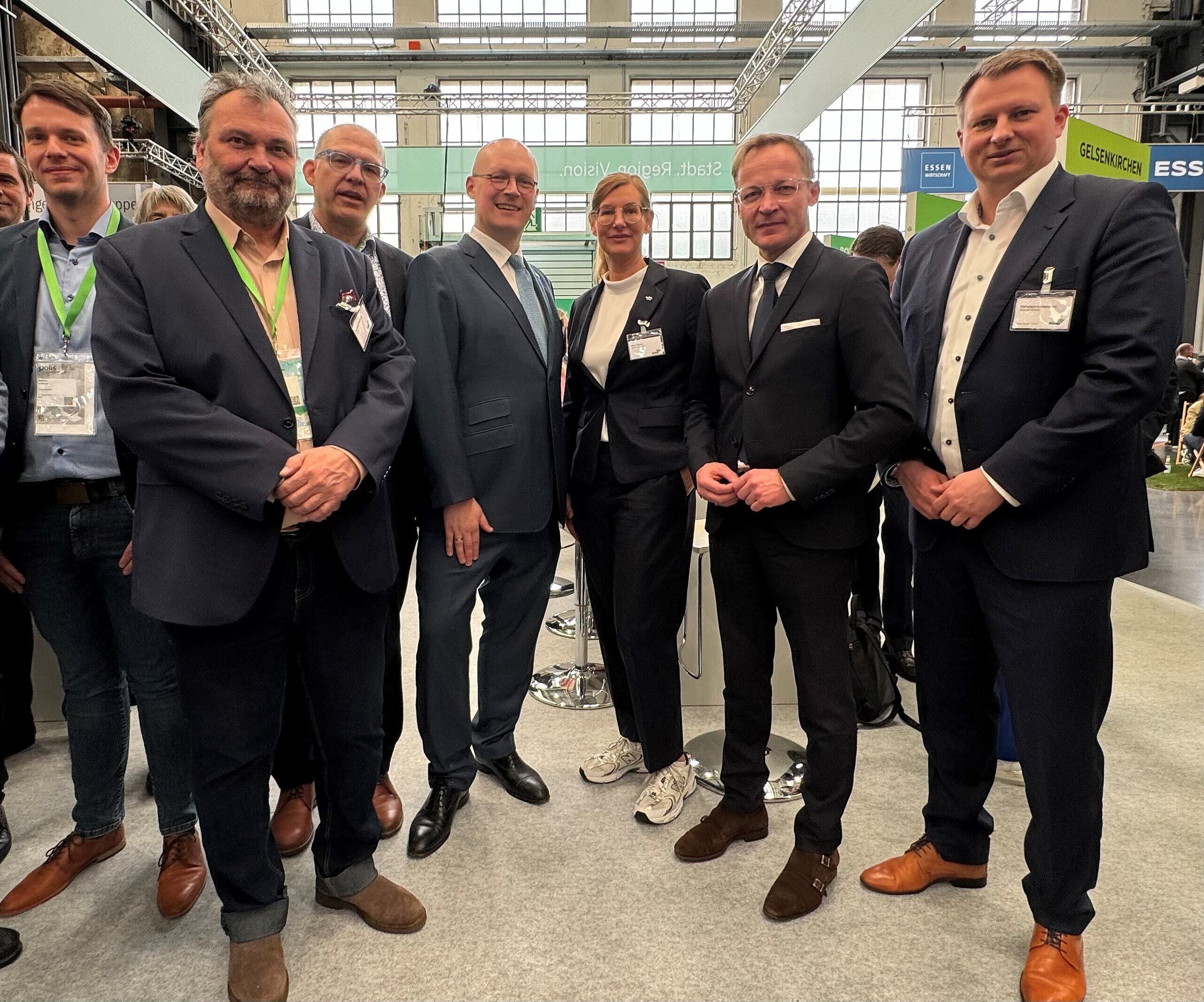 Gruppenfoto: NRW-Staatssekretär Daniel Sieveke (2.v.r.) zu Gast am Stand der Metropole Ruhr auf der Polis Convention