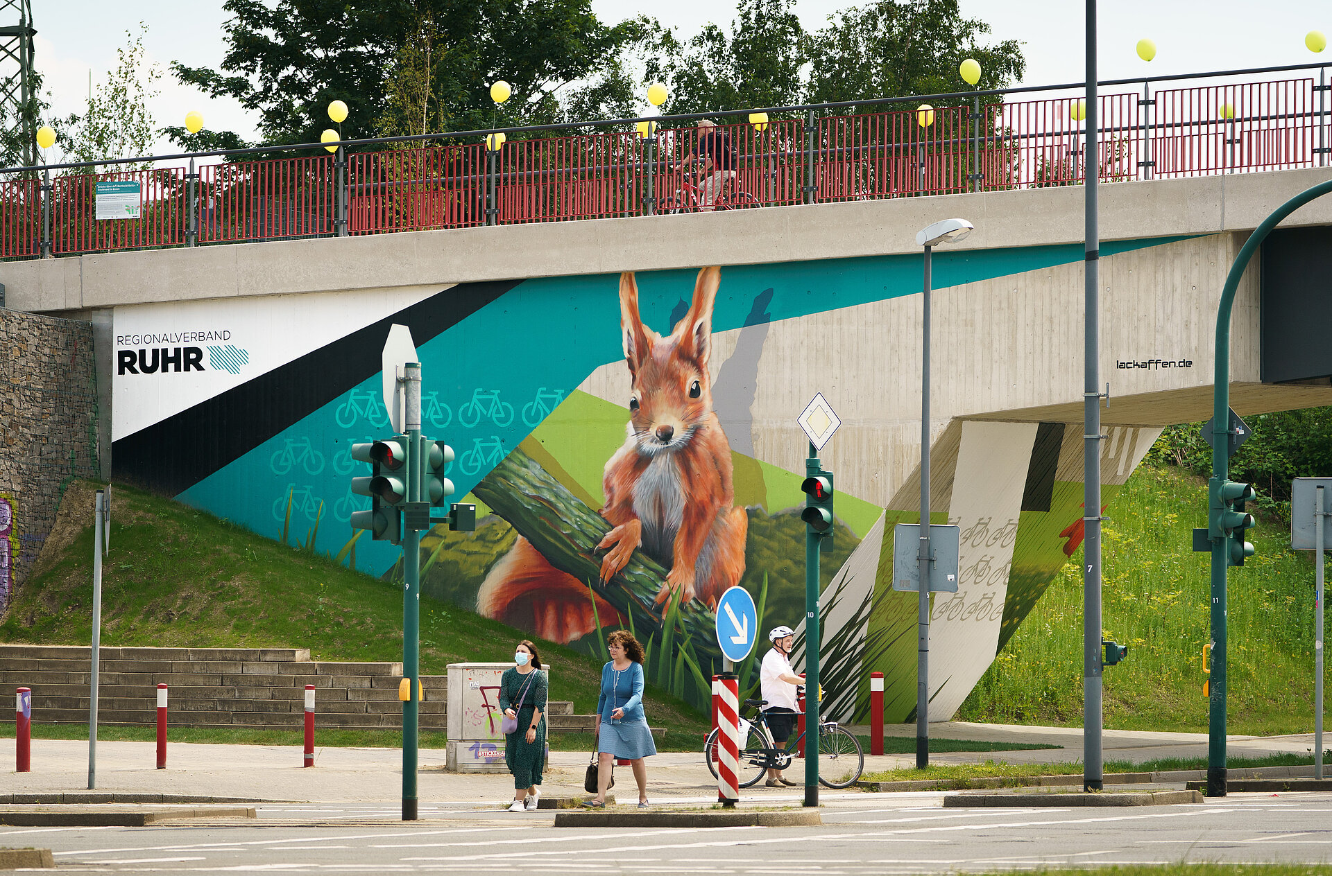 Künstlerisches Graffiti an der neu eröffneten Brücke für den Radschnellweg RS1 über den Berthold-Beitz-Boulevard in Essen im Juni 2021.