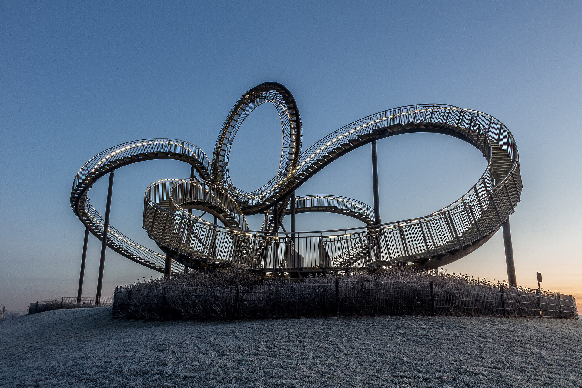 Winterbild: "Tiger & Turtle - Magic Mountain" in Duisburg.