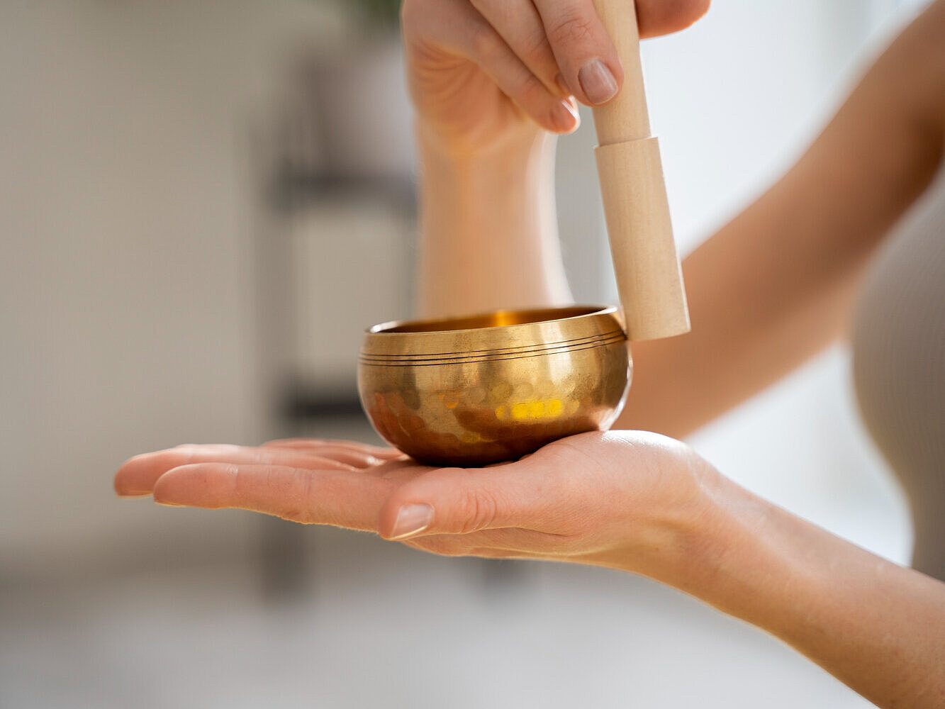 Klangschale in der Hand
