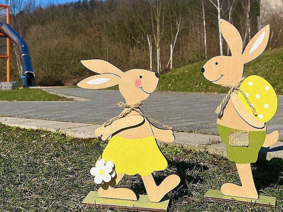 Zwei Holzhasenfiguren auf dem Linear´Park.