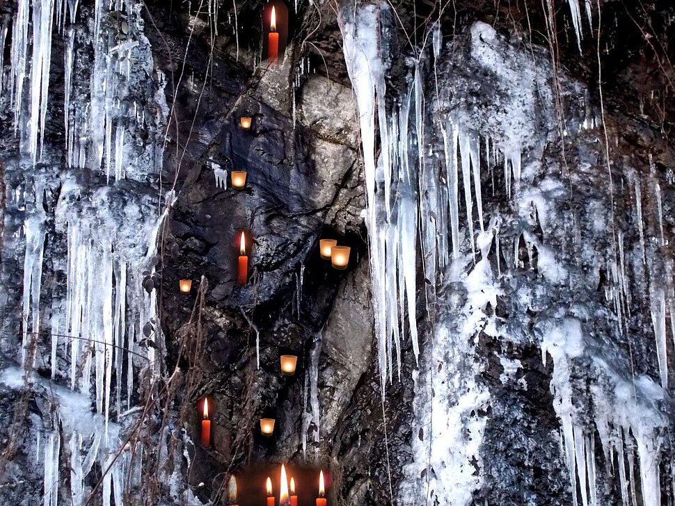 Höhle mit Eiszapfen und Kerzen (Fotomontage)