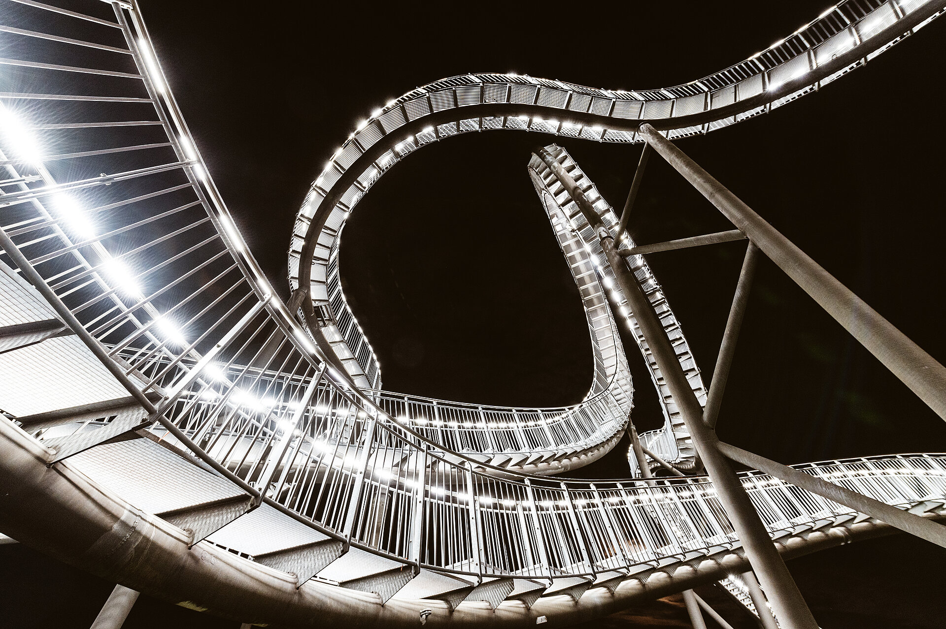 Nachtaufnahme der Großskulptur "Tiger and Turtle".