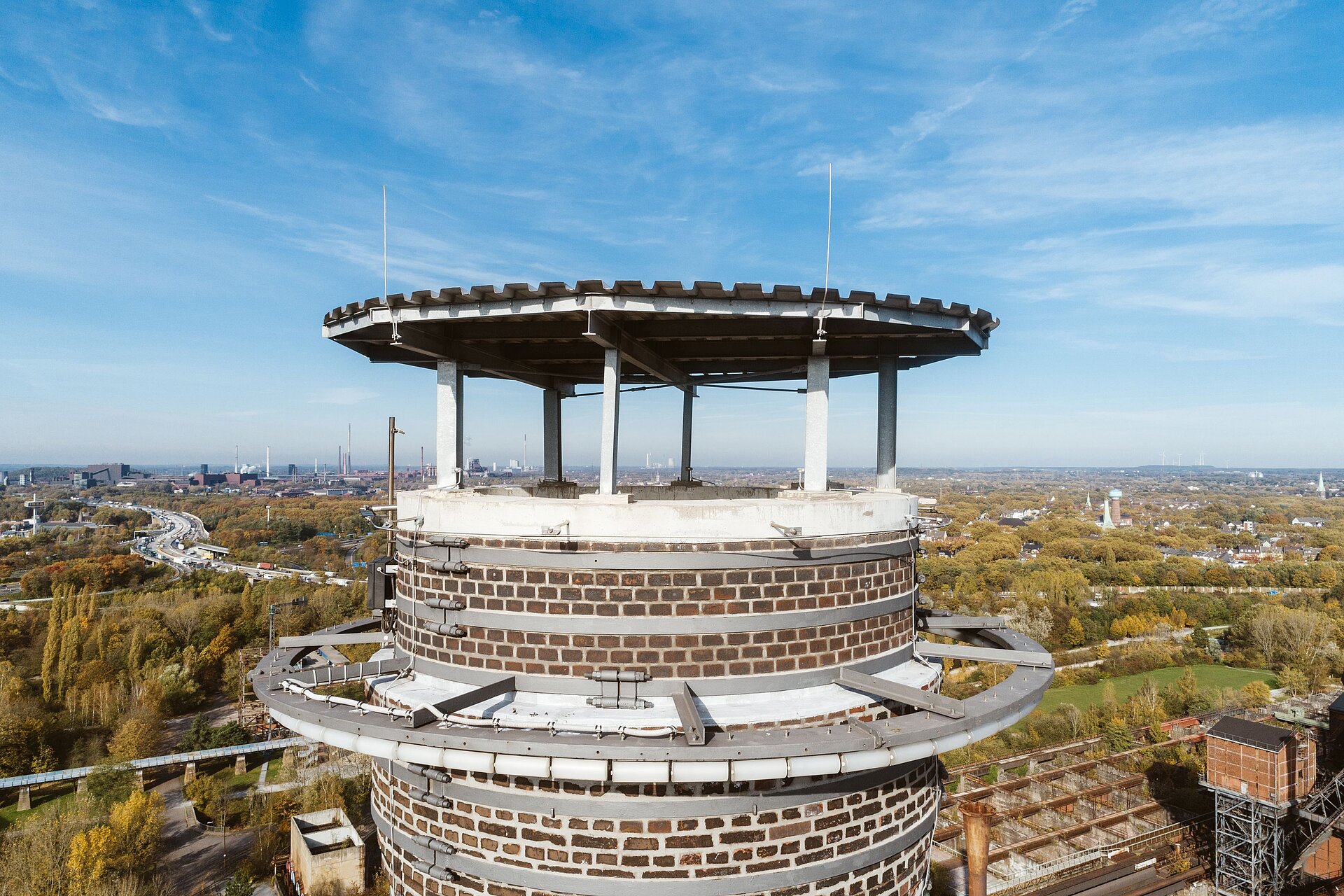 Route Industriekultur: Großstandort Landschaftspark Duisburg-Nord, instandgesetzter Schornstein mit Mündungsabdeckung und Lichtkunstinstallation - abgeschlossene Baumaßnahme 2021.