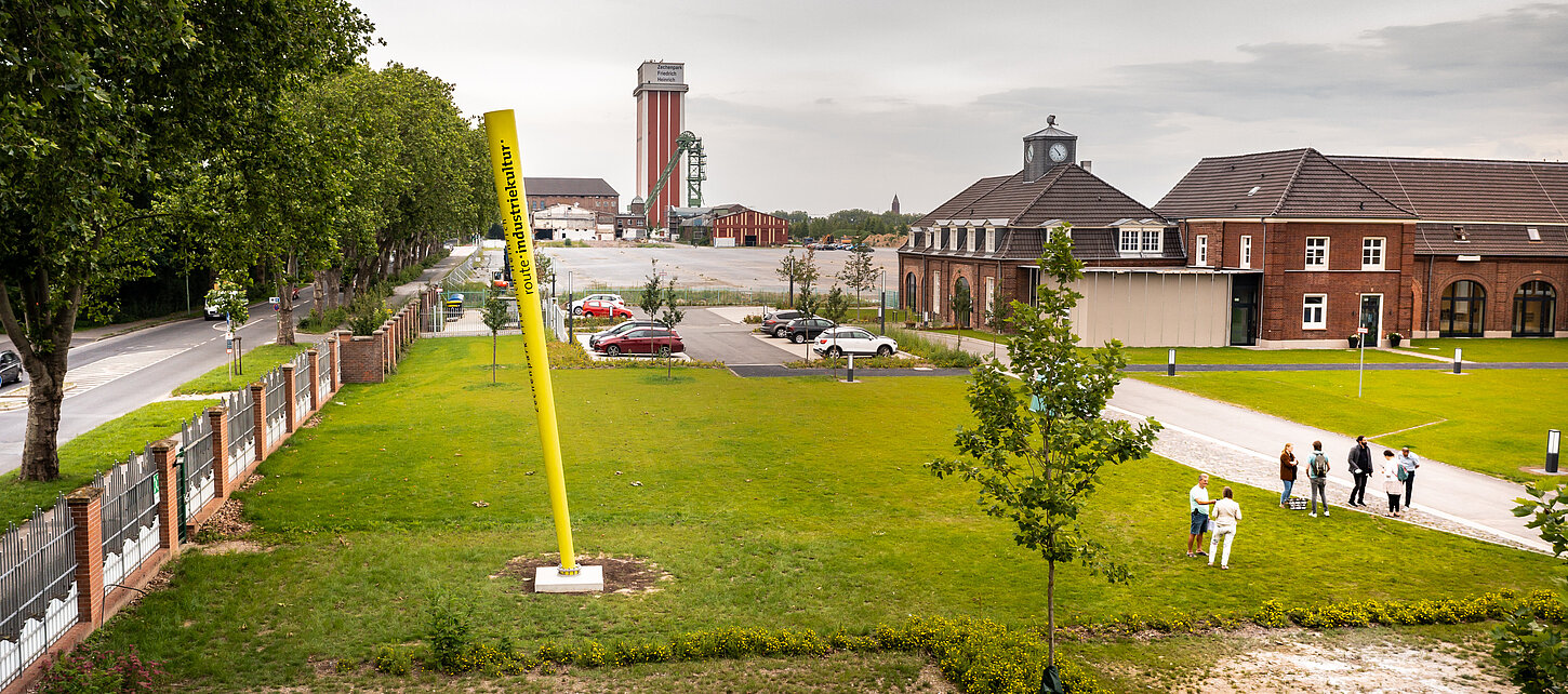 Aufstellung des Signalobjekts der Route Industriekultur im Zechenpark Friedrich Heinrich in Kamp-Lintfort am 8. Juli 2021.