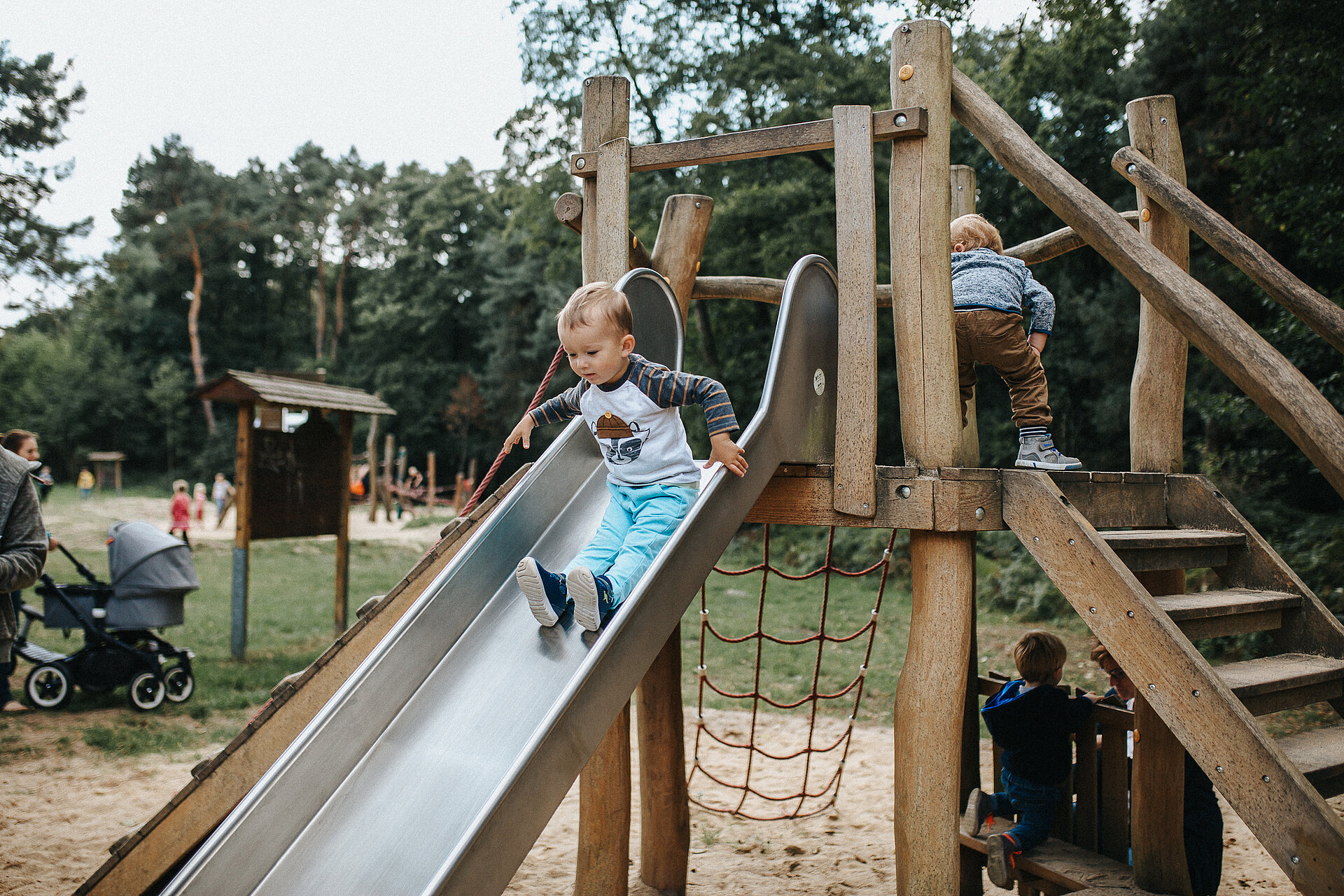 Rutsche auf dem Waldspielplatz