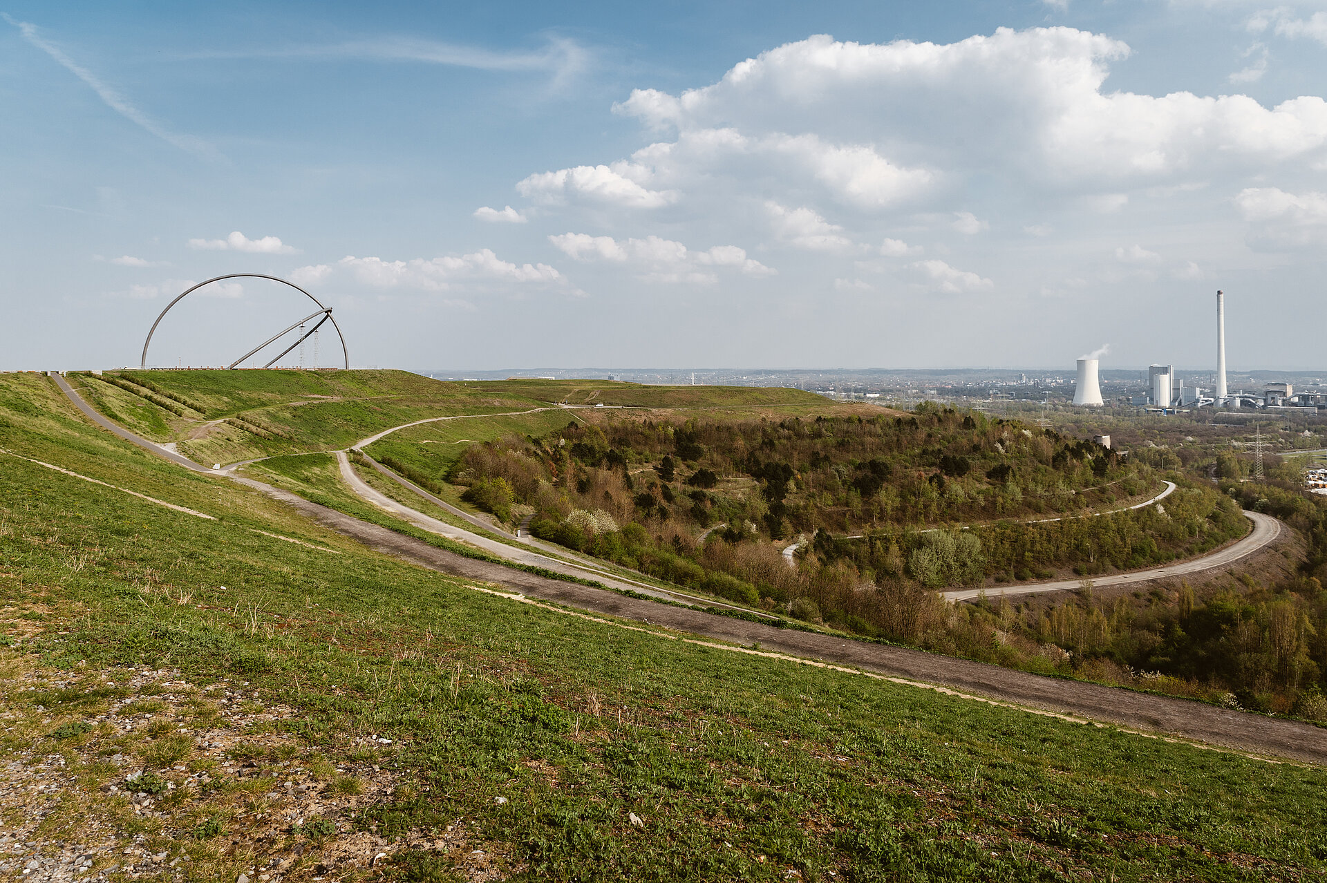 Die Stahlbögen des Horizontzobservatoriums auf der Halde Hoheward.