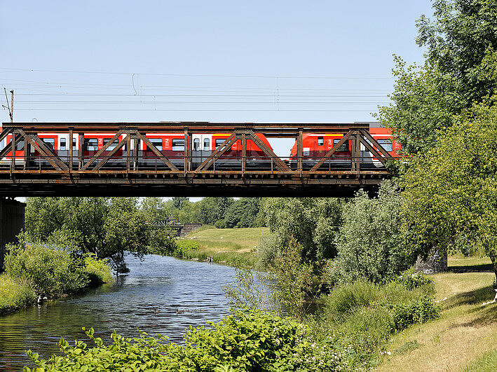 S-Bahn über den Ruhrwiesen