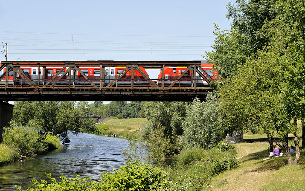 S-Bahn über den Ruhrwiesen