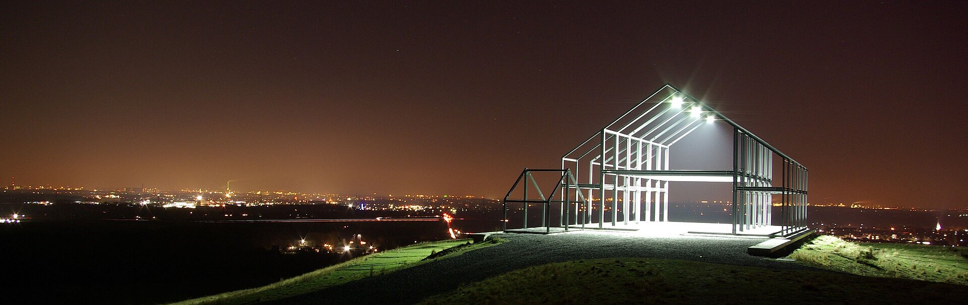 Das Hallenhaus auf der Halde Norddeutschland bei Nacht. 