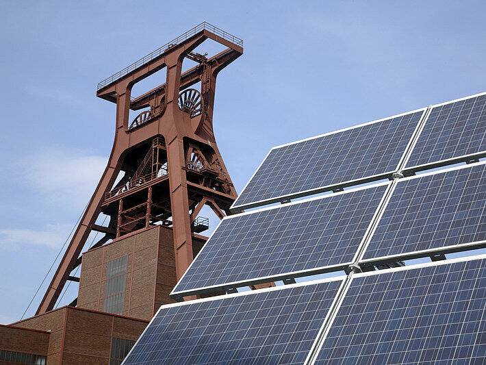 Solarmodule vor Zechenturm