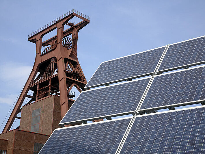 Solarmodule vor Zechenturm