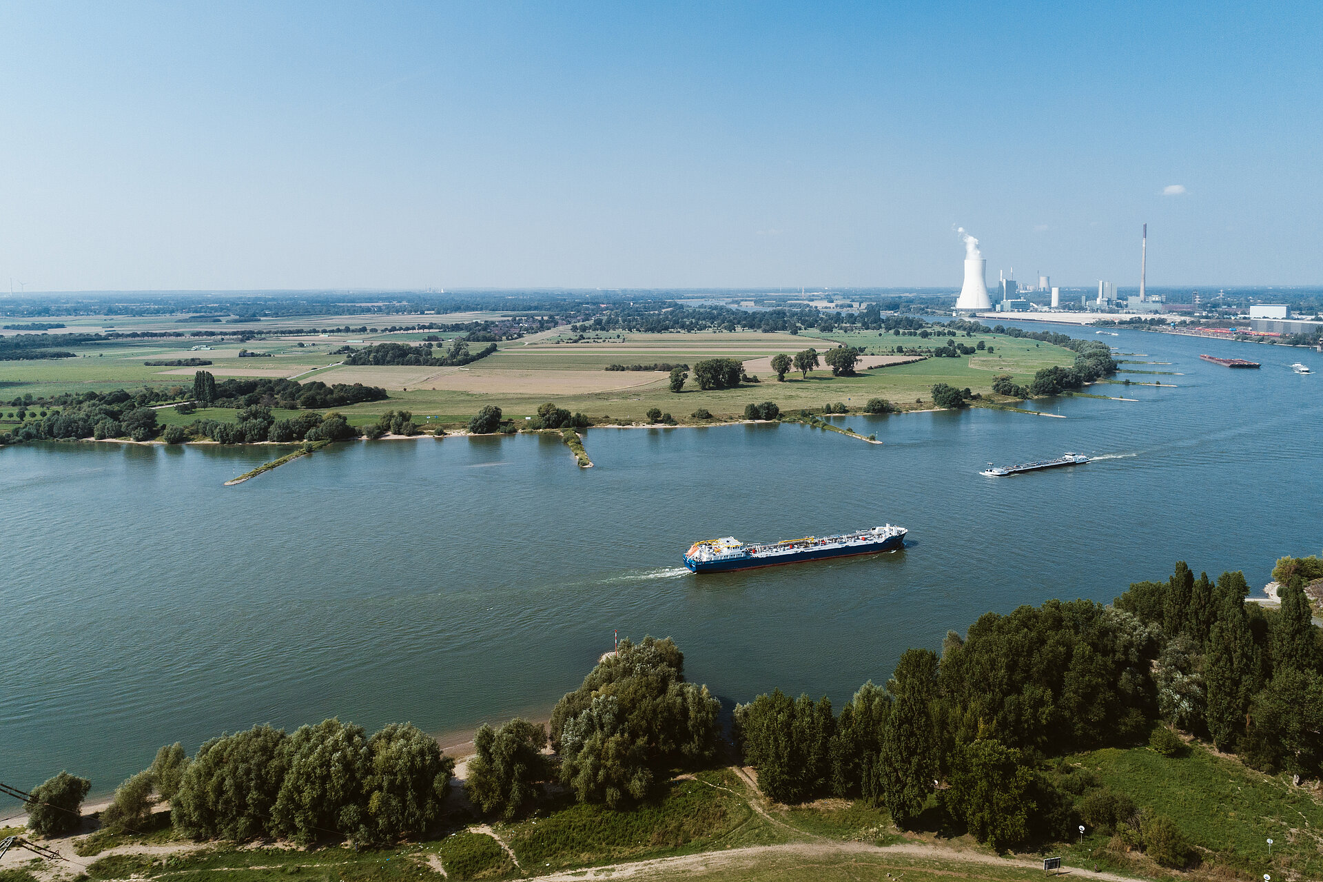 Blick vom Alsumer Berg auf den Rhein bei Duisburg.