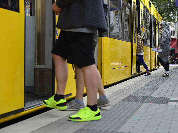 Person, die in eine Straßenbahn in Essen einsteigen