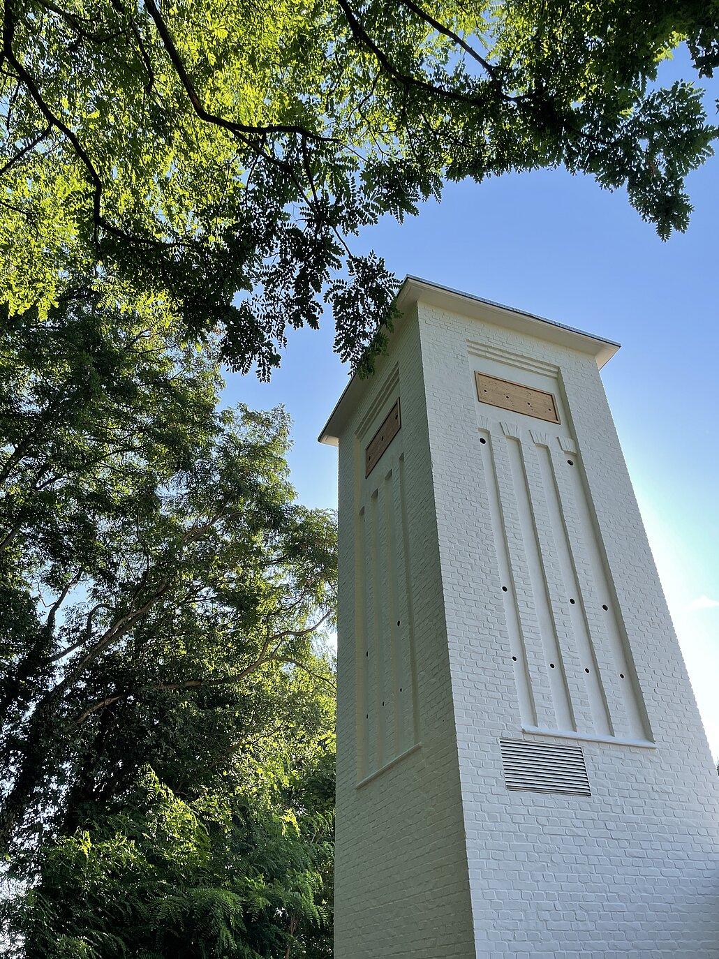 Blick auf den ausgebauten Trafoturm im Baerler Busch aus der Froschperspektive