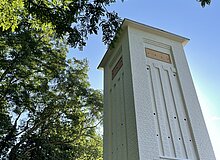 Blick auf den ausgebauten Trafoturm im Baerler Busch aus der Froschperspektive