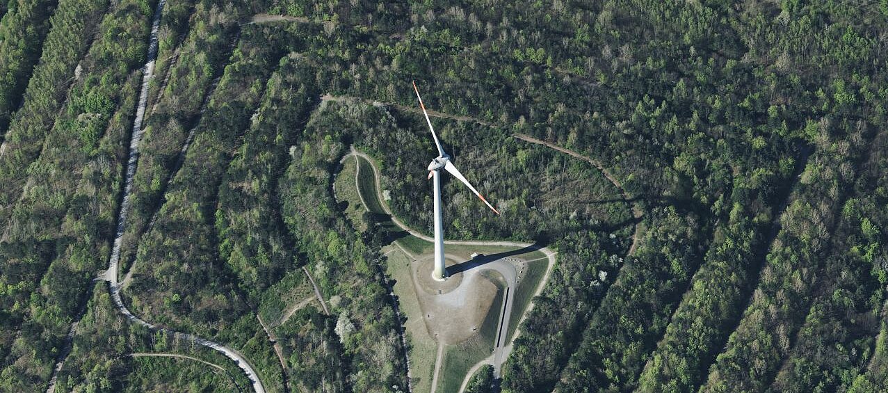 Windrad auf der Halde Hoppenbruch in Herten aus der Vogelperspektive.