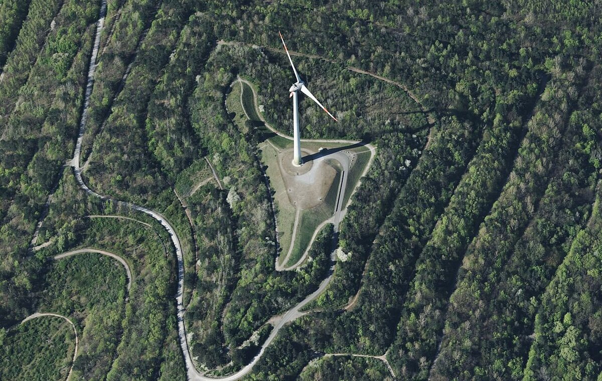 Windrad auf der Halde Hoppenbruch in Herten aus der Vogelperspektive.