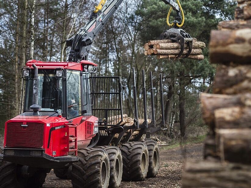 Abtransport von Baumstämmen durch einen Rückezug im Baerler Busch bei Schermbeck.