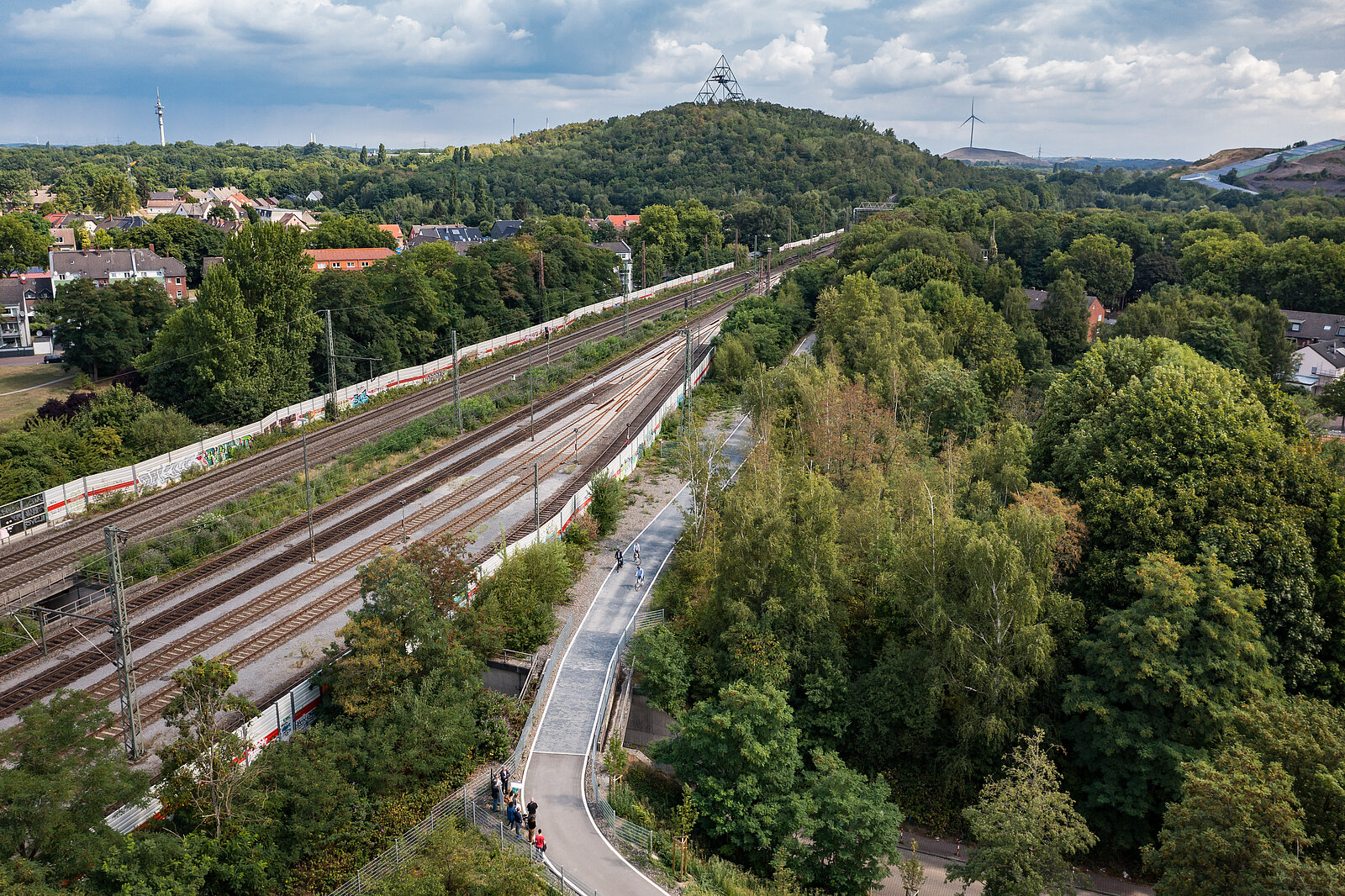 Hier geht's lang - der Radweg zur Brücke über die Brakerstraße in Bottrop von oben.