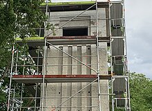 Der Trafoturm ist während des Ausbaus in ein Baugerüst gefasst.