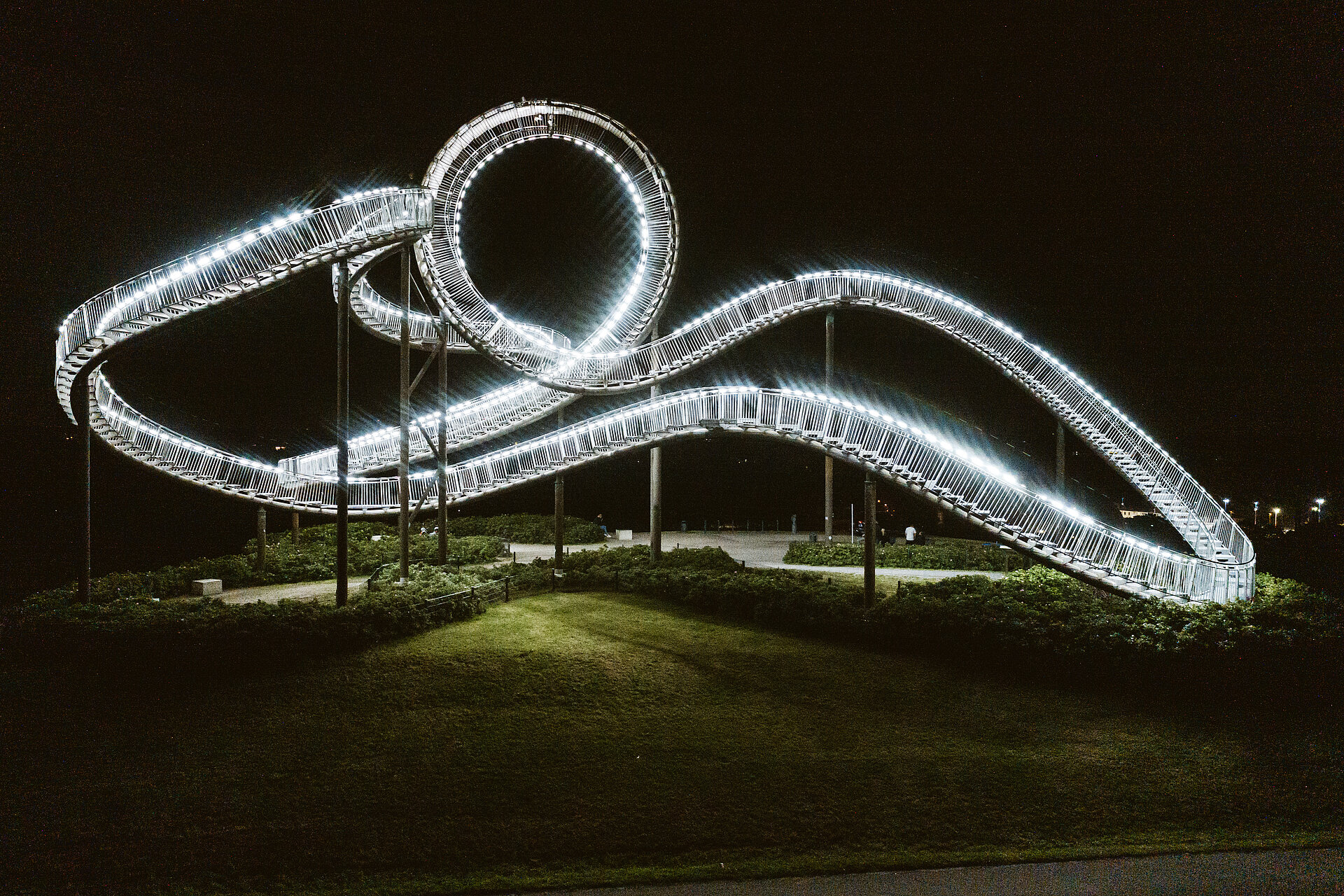 Nachtaufnahme der Großskulptur "Tiger and Turtle".