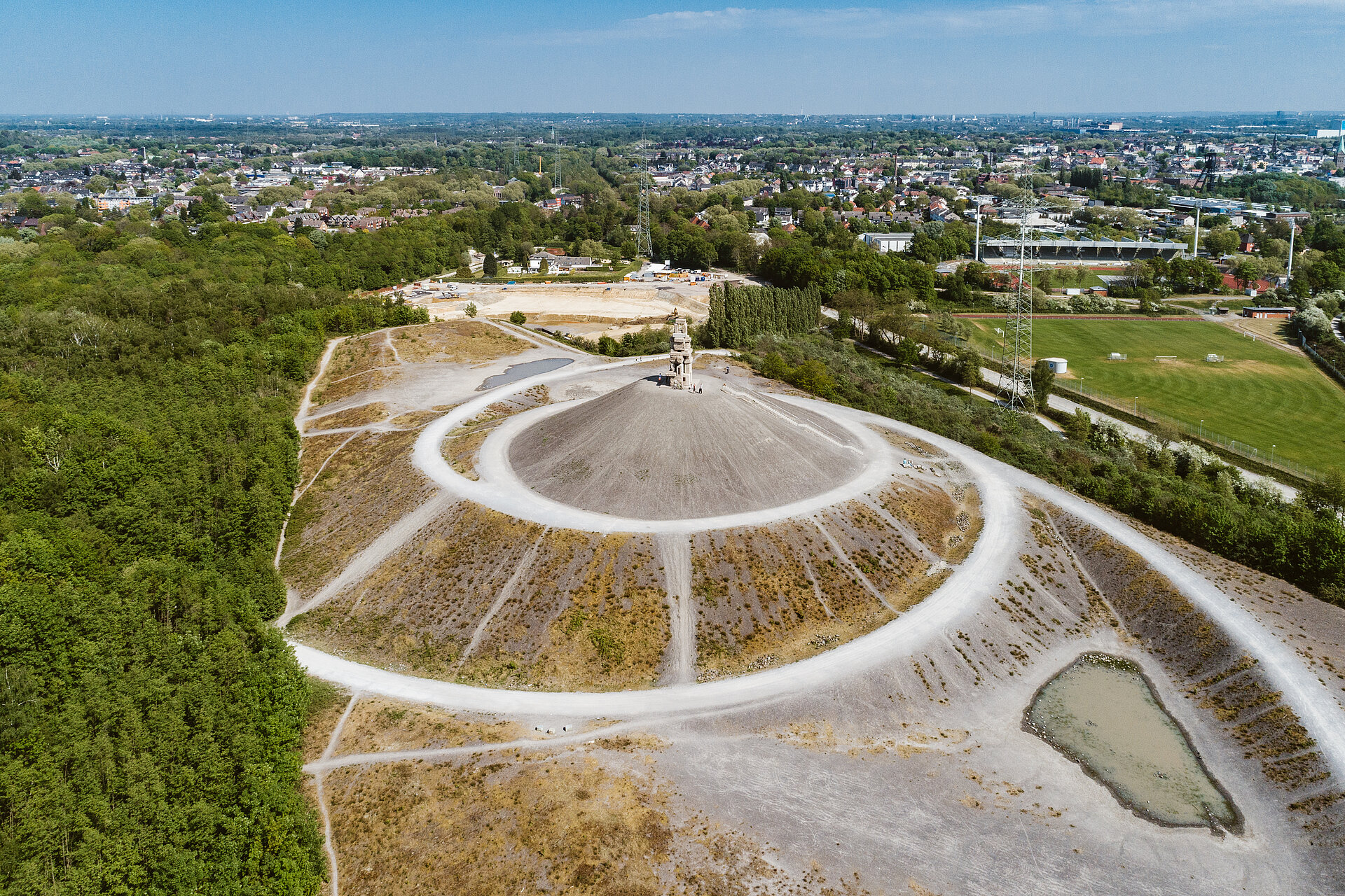 Die Halde Rheinelbe liegt direkt an der Stadtgrenze zu Bochum.