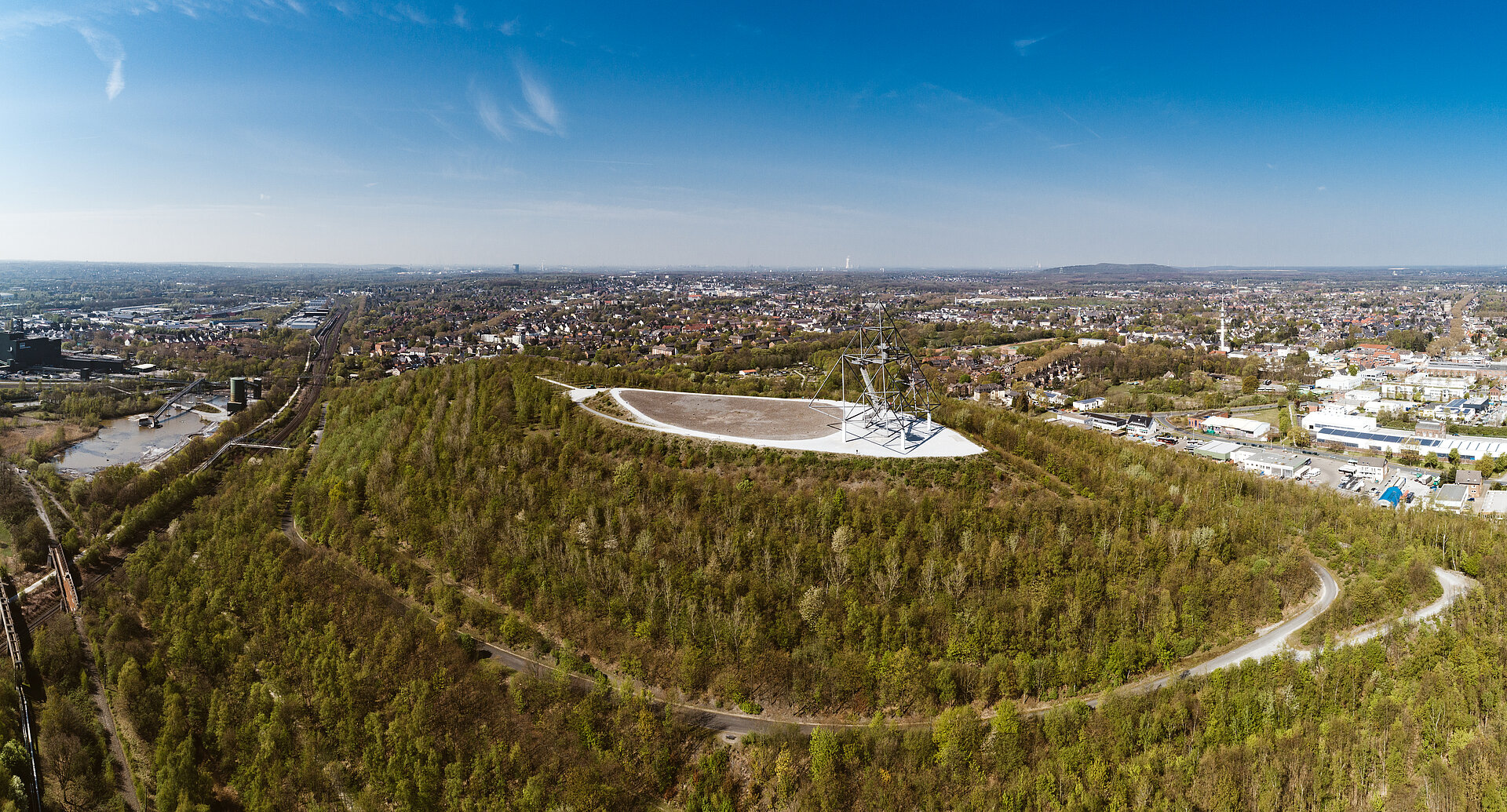 Der Tetraeder krönt die Bergehalde Beckstraße in Bottrop.