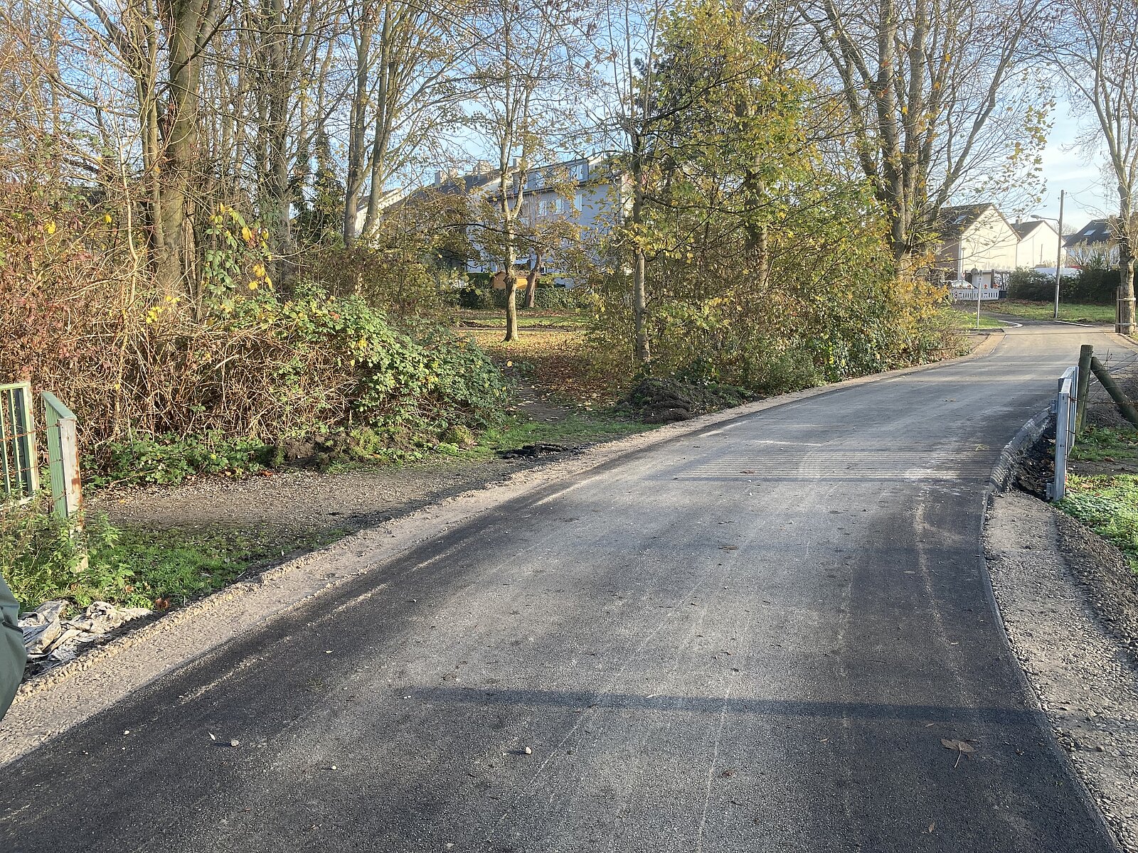 Das Teilstück des Emscher Park Radweges in Bochum zwischen Poststraße und Sechs-Brüder-Straße hat eine neue Asphaltdecke erhalten. Randmarkierungen folgen.