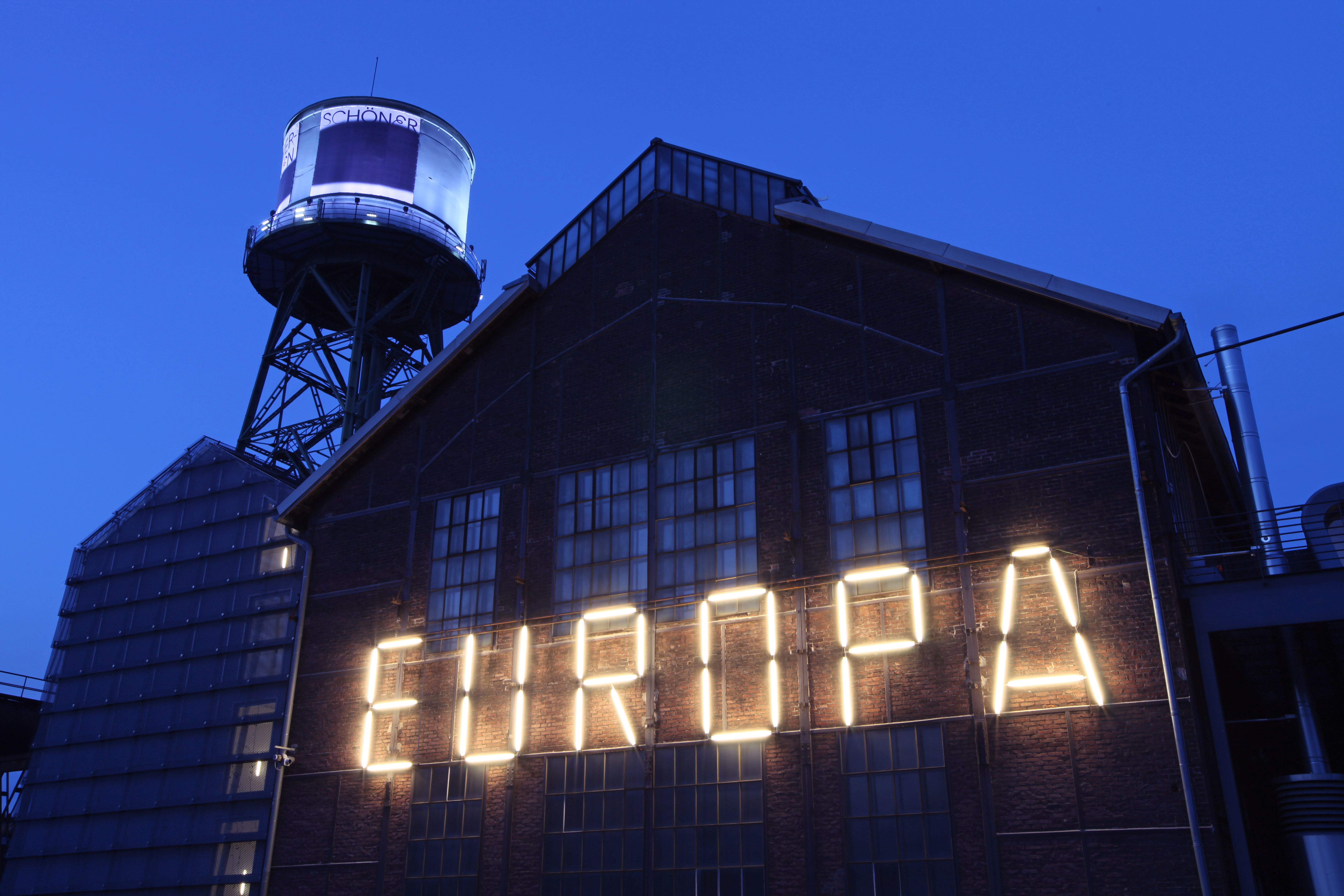  Leuchtschrift "Europa" an der Jahrhunderthalle Bochum. Foto: RVR/Büttner