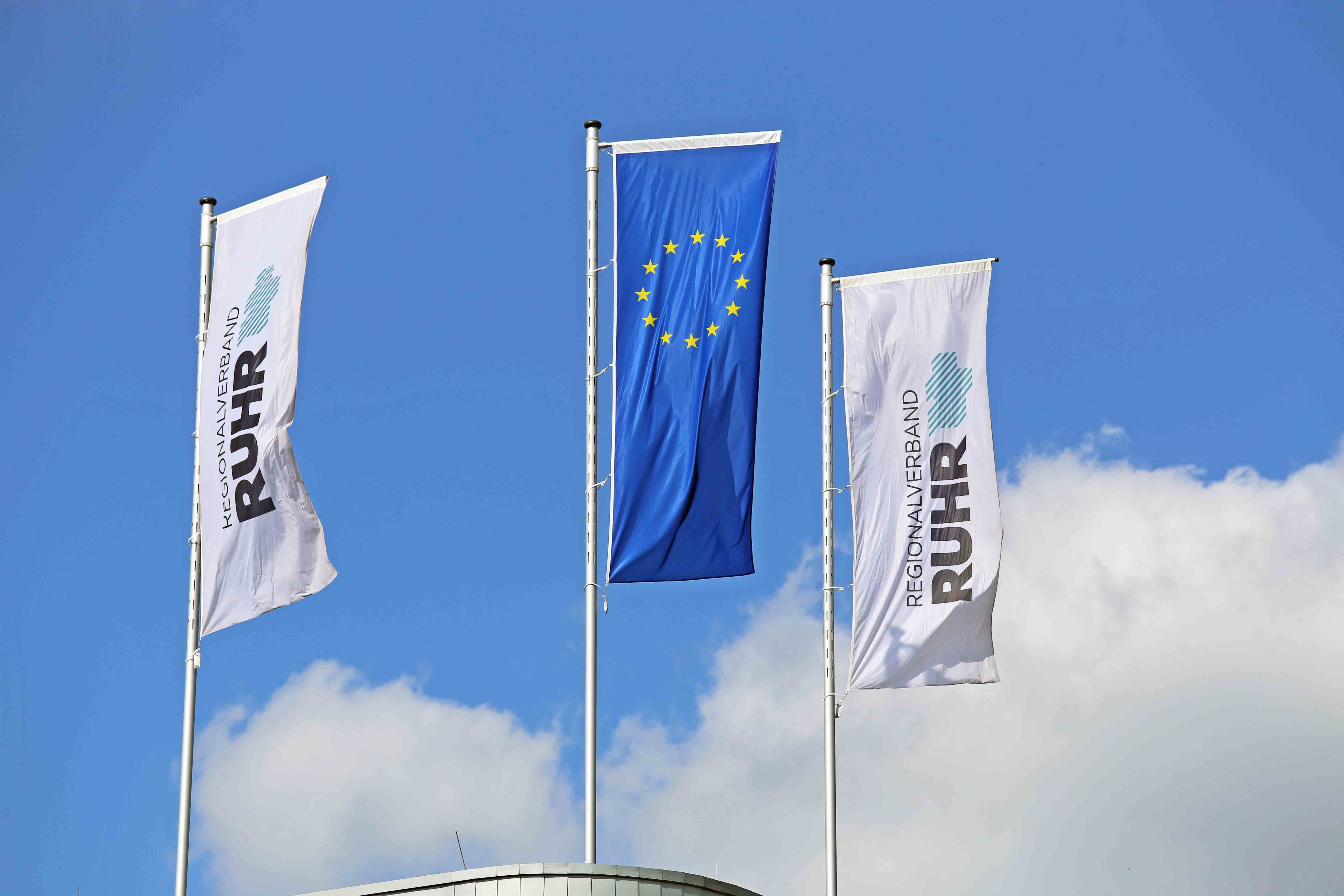 RVR-Fahnen zusammen mit EU-Fahne auf dem Dach des RVR-Hauptgebäudes an der Kronprinzenstraße 35 in Essen.